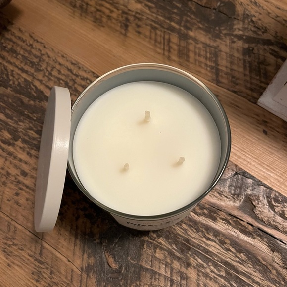 Bath and Bodyworks No. 33 Candle Three Wick NEW!! - Picture 2 of 3